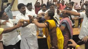 அதிமுக கவுன்சிலரை கன்னத்தில் அறைந்த திமுக பெண் கவுன்சிலர்.. சேலம் மாநகராட்சி கூட்டத்தில் களேபரம்!