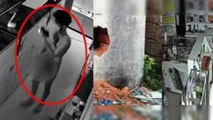 நிர்வாணமாய் செல்போன் கடைக்குள் நுழைந்த நபர்.. சுவரை துளையிட்டு செய்த வேலை.. சிசிடிவியில் ஷாக்