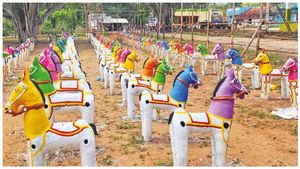 8 ஆண்டுகளுக்கு பிறகு.. மதுரையில் புரவி எடுப்பு விழா.. மஞ்சமலை அய்யனார் கோவிலில் பக்தர்கள் சிலிர்ப்பு