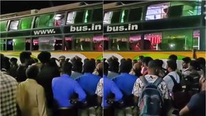 2000 ரூபாய் டிக்கெட்.. தூத்துக்குடி பஸ் ஸ்டாண்டையே அதிர வைத்த ஆம்னி பஸ்.. இறுதியில் தரமான சம்பவம்