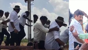 கீழே விழுந்த விசிகவின் 2 எம்எல்ஏக்கள்.. சிதம்பரத்தில் மேடை படிக்கட்டு சரிந்ததால் சம்பவம்.. பரபரப்பு
