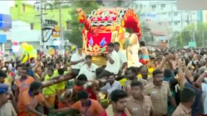 ”வராரு.. வராரு.. அழகர் வராரு” பக்தர்கள் புடைசூழ மதுரை வந்தார் கள்ளழகர்.. பக்தர்கள் உற்சாகம் 