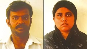 வாய் பேச முடியாத கணவனின் காலை மனைவி பிடிக்க.. கள்ளக்காதலன் கழுத்தை பிடிக்க! திகைத்து நின்ற திருச்சி 