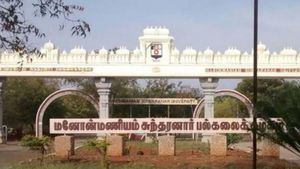 மனோன்மணியம் சுந்தரனார் பல்கலை. தேர்வு திடீர் ஒத்திவைப்பு- வினாத்தாள் கசிவால் மாணவர்கள் அதிர்ச்சி 