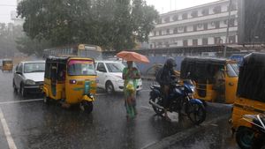 நீலகிரி, கோவையை மழை விடாது போலயே.. மீண்டும் ரெட் அலர்ட்! சென்னையிலும் இன்று மழைக்கு வாய்ப்பு 