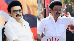 25 கி.மீக்கு ரோடு ஷோ! மதுரையில் முன்னாள் மேயர் முத்துவின் சிலையை திறந்து வைத்தார் ஸ்டாலின்!
