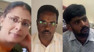 திருப்பூர் மைதிலி ரூ.2000 க்கு அசிங்கப்பட்டு.. அடங்காத ஆபீசர்களின் பேராசை.. மனை அங்கீகாரம் கேட்டால்?