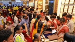 தங்கம் வாங்கும் போது இப்படியுமா மோசடி நடக்குது.. ஹால்மார்க் முத்திரையை கவனிச்சீங்களா.. பாருங்க