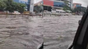 பெங்களூரை புரட்டிப்போட்ட மழை.. வெள்ளத்தால் ஓசூர் ரோடு தற்காலிகமாக மூடல்.. அவதிப்படும் மக்கள்