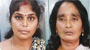 கிருஷ்ணகிரியில் சிக்கிய திருவண்ணாமலை மாமியார்- மருமகள்.. பாதி தமிழகத்தில் பெயர் பலகையே வைக்கணும் போல
