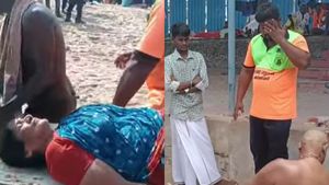 திருச்செந்தூர் கடலில் சீறிய அலைகள்.. ரத்தம் சொட்ட சொட்ட வலியால் துடித்த பெண்.. அலறியடித்த பக்தர்கள்!