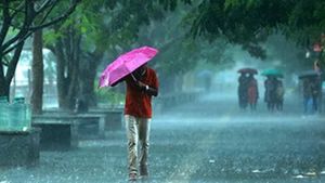 கொளுத்தும் வெயிலுக்கு பிரேக்.. 5 மாவட்டங்களில் கனமழை வெளுக்க போகுது.. சென்னைக்கும் மழை இருக்கு!