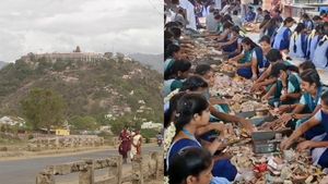 பழனி கோவில் உண்டியலில் குவிந்து கிடந்த காகிதங்கள்.. அதிகாரிகளுக்கு வந்த சந்தேகம்! கடைசியில் ட்விஸ்ட்