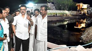 வண்டியை நிறுத்துங்க.. துணி வைத்து மறைத்த மதுரை பந்தல்குடி கால்வாயை நேரில் பார்வையிட்ட ஸ்டாலின்