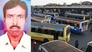 மதுரை மாட்டுத்தாவணி  பஸ் ஸ்டாண்டில் இருந்து கிளம்பிய பஸ்.. ஒரு நொடி தவறு.. நடத்துனருக்கே எமனானது