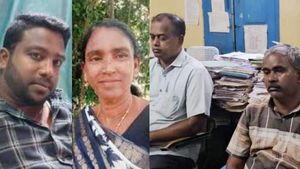 நிலத்தின் அடமான பத்திரம்.. விழித்த விருதுநகர் விஏஓ,எழுத்தர்! திருவாடானை தலையாரி சித்ரா அதுக்கு மேல
