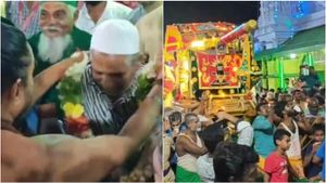 அம்மனுக்கு சாற்றிய மாலையை இஸ்லாமியருக்கு அணிவித்த சிவாச்சாரியார்! சித்திரை திருவிழாவில் நெகிழ்ச்சி