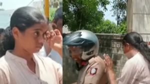 நிறைய பட்டன் இருந்ததால் நீட் தேர்வு எழுத அனுமதி மறுப்பு.. உடனே பெண் போலீஸ் செய்த நெகிழ்ச்சி செயல்!