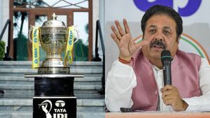 ஐபிஎல் கிரிக்கெட் தொடர் ரத்து? முக்கிய முடிவு எடுக்கும் பிசிசிஐ.. ராஜீவ் சுக்லா சொன்ன பாய்ண்ட்!