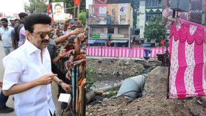 முதல்வர் ஸ்டாலின் விசிட் காரணமாக துணி கட்டி கால்வாய் மறைப்பு? மதுரை ஆட்சியர் விளக்கம்