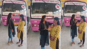 துபாய்ல இதுக்கு பேரு குப்ப லாரி.. 'ஸ்டாலின் பஸ்’ முன்னாடி ரீல்ஸ்! லிட்டில் பிரின்ஸஸை தேடும் போலீஸ்.!