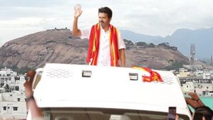 என்ன நண்பா ரெடியா..இன்று திண்டுக்கல்லுக்கு வரும் விஜய்! நோ பாலிடிக்ஸ்.. ரசிகர்களுக்கு பறந்த உத்தரவு!