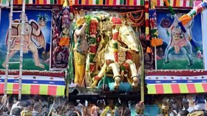 31 சவரன் போச்சே.. அதுவும் ஒரே ஒரு செயின்..அழகரை பார்க்கப் போன ராதாவின் செயினை அடித்து மாயமான நபர்!