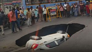சென்னை சாலையில் திடீர் பள்ளம்.. தலைக்குப்புற கவிழ்ந்த கார்.. அலறி அடித்து வந்த வாகன ஓட்டிகள்!