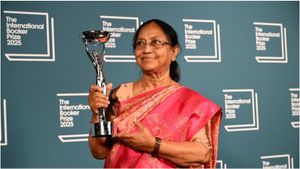 International Booker Prize: சர்வதேச புக்கர் விருதை வென்று.. சாதனை படைத்த கன்னட எழுத்தாளர்!