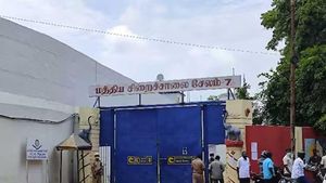 சேலம் சிறை வார்டர் சுப்பிரமணியம்.. மாமியாரின் ‘ஜி.பே.' மூலம் தான் எல்லாமே.. சிக்கியது எப்படி?