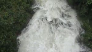 ஆக்ரோஷமாக பாயும் வெள்ளம்.. கோவை குற்றாலம் அருவியில் குளிக்க தடை! சுற்றுலா பயணிகளுக்கு ஏமாற்றம்