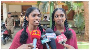 இப்படி ஓர் ஒற்றுமையா.. 10ஆம் வகுப்பு தேர்வில் ஒரே மதிப்பெண்.. அசத்திய கோவை இரட்டை சகோதரிகள்