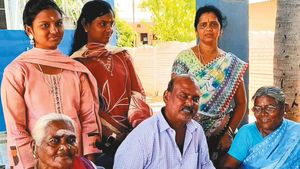 தேனி  அருகே  40 வருடம் முன்பு வீட்டை விட்டு ஓடிப்போனவர்.. தாயை காண திரும்ப எப்படி வந்தார் தெரியுமா?