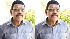 திருப்பூர் முருகம்பாளையம் மருந்துக்கடையில் ஒரே கூட்டம்.. 3வது முறையாமே.. இவரு தான் அந்த டாக்டர்