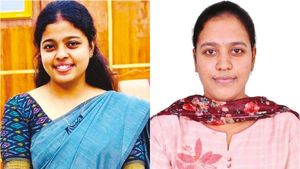 திருவண்ணாமலை அரசு பள்ளி மாணவிகள் சாதனை.. அக்கா ஐபிஎஸ் அதிகாரி.. தங்கை ஐ.எப்.எஸ். அதிகாரி