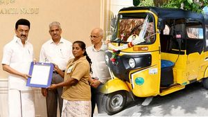 கன்னியாகுமரி பெண்களுக்கு லைசென்ஸ் இருந்தாலே மின்சார ஆட்டோ.. 2 ஏக்கர் விவசாய நிலம்..  கடன் உதவிகள் 