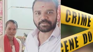 கள்ளக்காதலனுடன் உல்லாசம்.. வேலை முடிந்து வந்த கணவர் பார்த்ததும் செய்த செயல் - நடுங்கிய பெங்களூர்