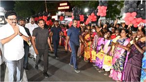 நடந்து சென்று மக்களை சந்தித்த முதலமைச்சர் மு.க.ஸ்டாலின்! தஞ்சையில் திரண்ட தொண்டர்கள்!