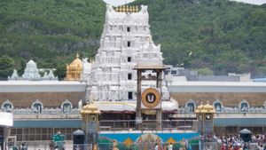 வெள்ளிக்கிழமை அதுவுமாக! திருப்பதி ஏழுமலையான் கோயிலில் குவிந்த பக்தர்கள்!