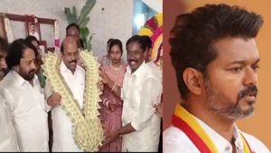  ஷாக் ஆன தவெக தொண்டர்கள்.. அமைச்சருக்கு பண மாலை போட்ட தவெக நிர்வாகி.. விஜய்க்கு மன்னிப்பு கடிதம்!