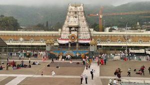 சனிக்கிழமையில்! திருப்பதியில் குவிந்த பக்தர்கள்! ஏழுமலையானை காண 24 மணி நேரமாச்சாம்!