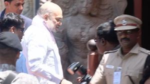 மதுரை மீனாட்சி அம்மனை கும்பிட்ட உள்துறை அமைச்சர் அமித் ஷா.. பக்தர்களுக்கு கோவிலில் தடை!