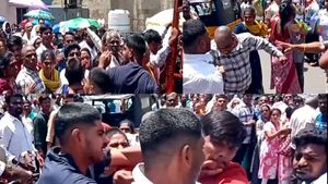 அண்ணாமலையார் கோயிலில் சரமாரியாக தாக்கிக் கொண்ட பக்தர்கள்.. ஒருவரின் மண்டை உடைப்பு.. கடும் பதற்றம்!