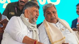சித்தராமையா அரசுக்கு ஆபத்து? கர்நாடகா காங்கிரஸில் வெடிக்கும் குழப்பம்! சமாளிக்க நேரடியாக அவரே வராராம்