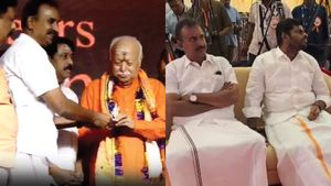 அண்ணாமலைக்கு பக்கத்தில்.. ஆர்.எஸ்.எஸ் விழாவில் அதிமுக முன்னாள் அமைச்சர் எஸ்.பி.வேலுமணி!