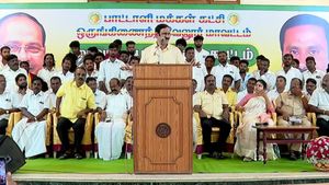 மேடை போடுங்க விவாதிக்க தயார்.. வன்னியர்களுக்கு துரோகம் செய்தது திமுக! வேலூரில் கொந்தளித்த அன்புமணி