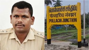 கோவை பொள்ளாச்சியில் 18 பவுன் தங்கம், 1.5 லட்சம் பணம்.. கைதானவர்களுக்கு ட்விஸ்ட் தந்த எஸ்ஐக்கள்