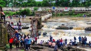 புனேவில் திடீரென சரிந்த பாலம்.. 4 பேர் பலி.. 20 பேர் நீரில் அடித்து செல்லப்பட்டிருக்கலாம் என அச்சம்