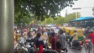 எங்கு பார்த்தாலும் ஆம்புலன்ஸ் ஒலி.. பெங்களூர் சின்னசாமி ஸ்டேடியம் அருகே சோக காட்சிகள்