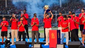 லண்டனுக்கு பறக்கும் கோலிக்காக.. அவசர அவசரமாக ஆர்சிபி விழா நடத்தப்பட்டதா? அதிர வைக்கும் பின்னணி 